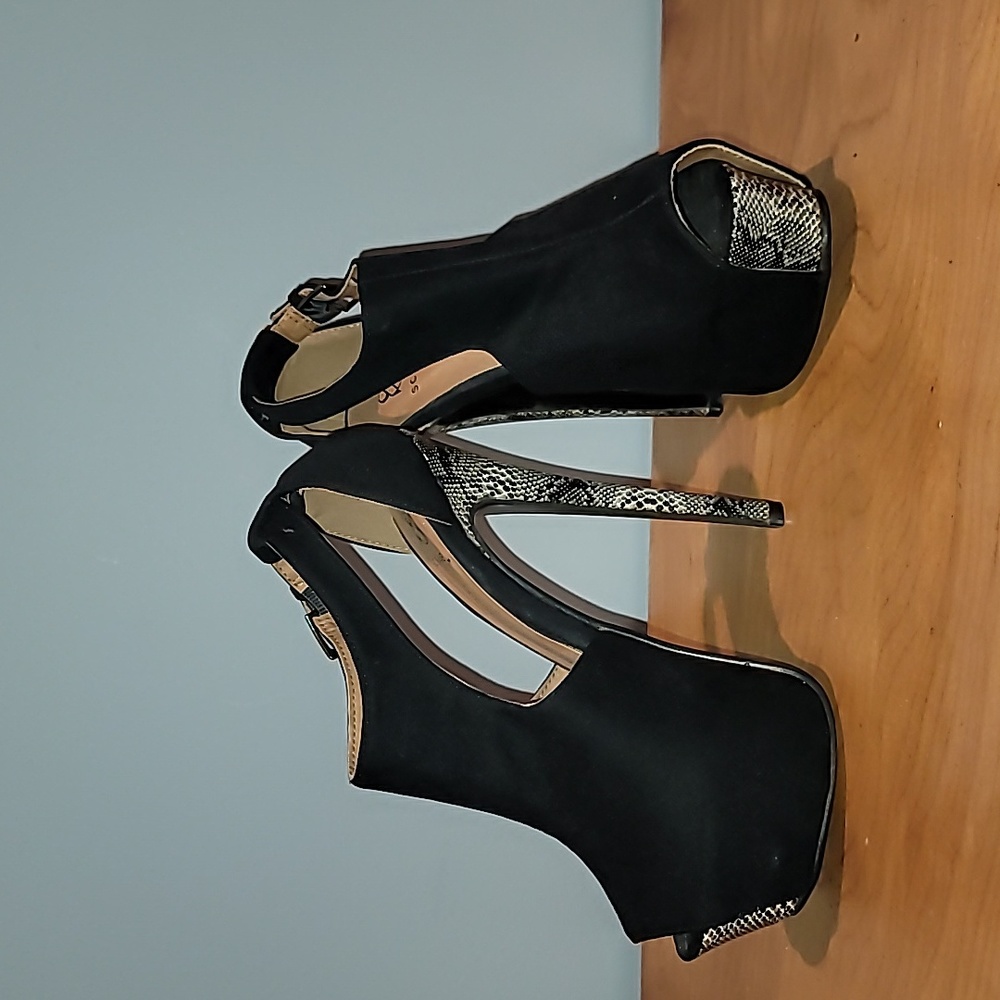 SCENE Peep-Toe Suede Ankle Bootie SZ 7